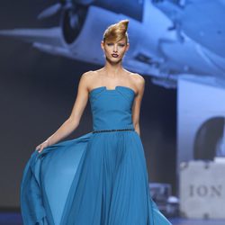 Vestido de gasa en turquesa de Ion Fiz en Fashion Week Madrid