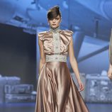 Vestido de satén dorado de Ion Fiz en Fashion Week Madrid