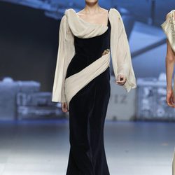 Vestido de gasa bicolor de Ion Fiz en Fashion Week Madrid