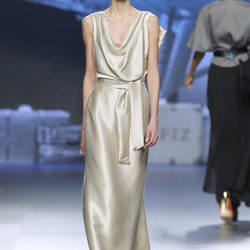 Vestido de satén plateado de Ion Fiz en Fashion Week Madrid