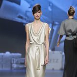 Vestido de satén plateado de Ion Fiz en Fashion Week Madrid