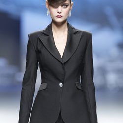 Traje chaqueta negro de Ion Fiz en Fashion Week Madrid