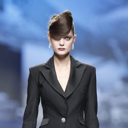 Traje chaqueta negro de Ion Fiz en Fashion Week Madrid