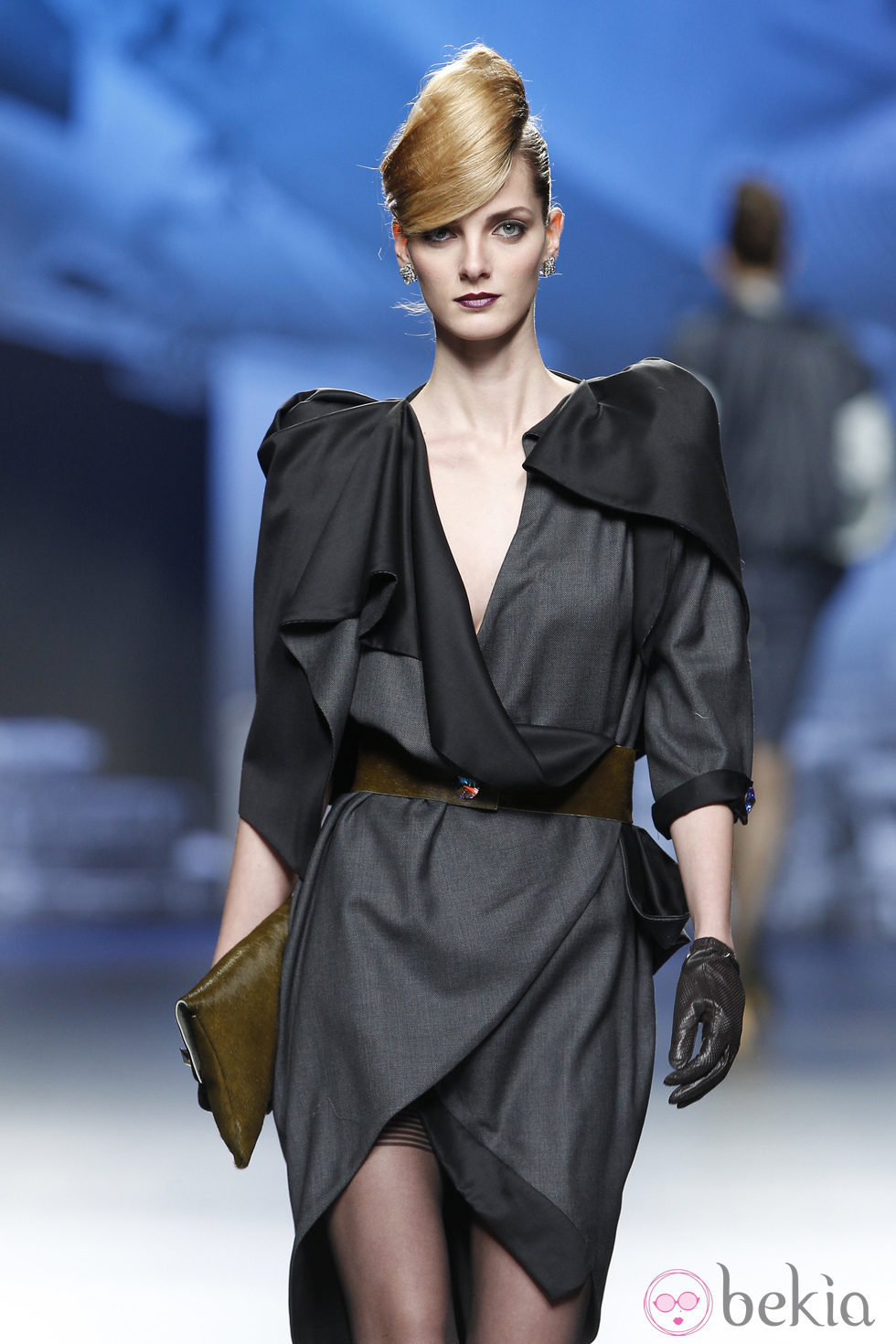 Vestido negro con hombreras de Ion Fiz en Fashion Week Madrid