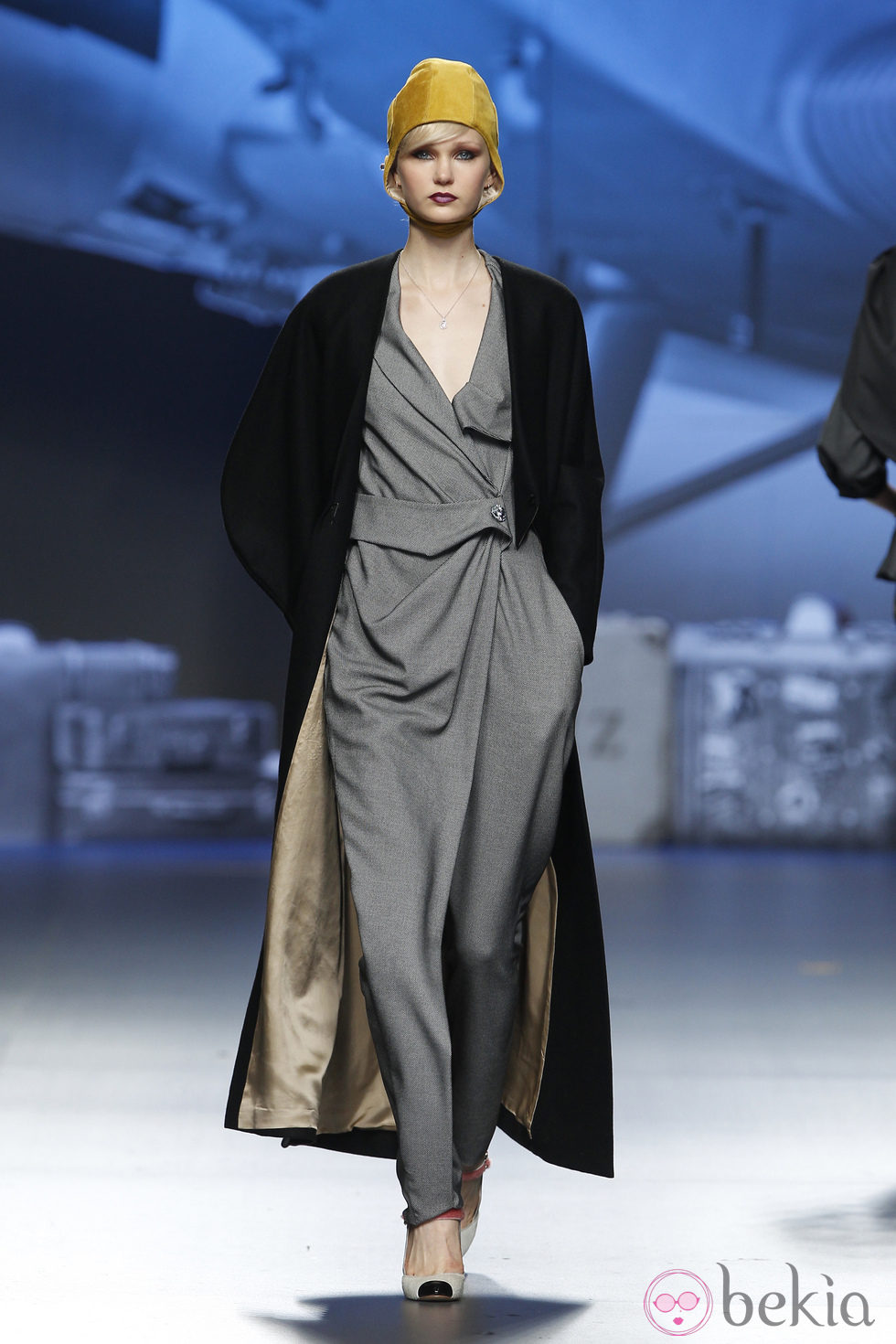 Mono gris marengo de Ion Fiz en Fashion Week Madrid