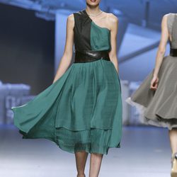 Vestido asimétrico verde y negro de Ion Fiz en Fashion Week Madrid