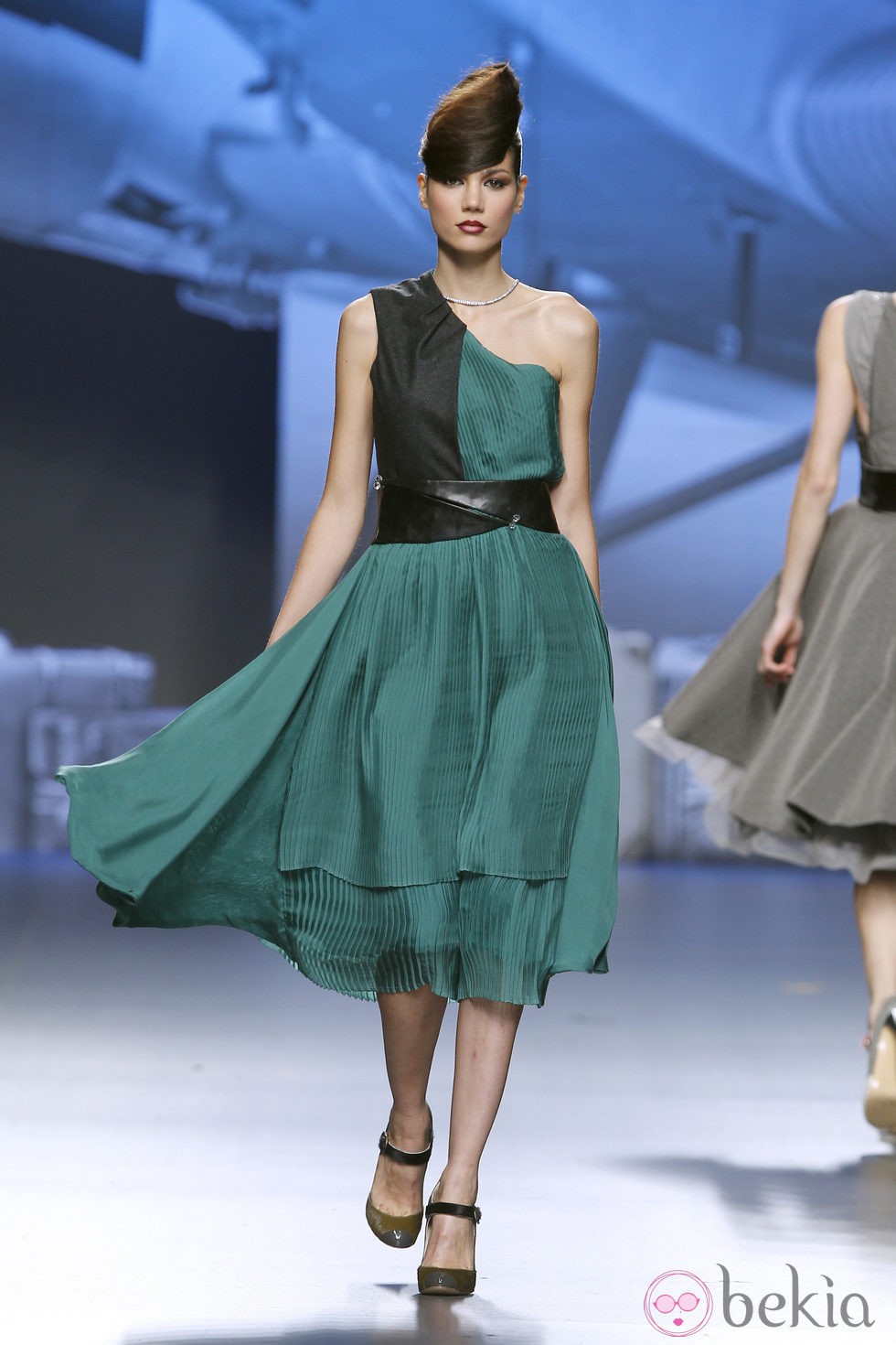 Vestido asimétrico verde y negro de Ion Fiz en Fashion Week Madrid