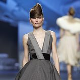 Vestido gris con escote en forma de V de Ion Fiz en Fashion Week Madrid