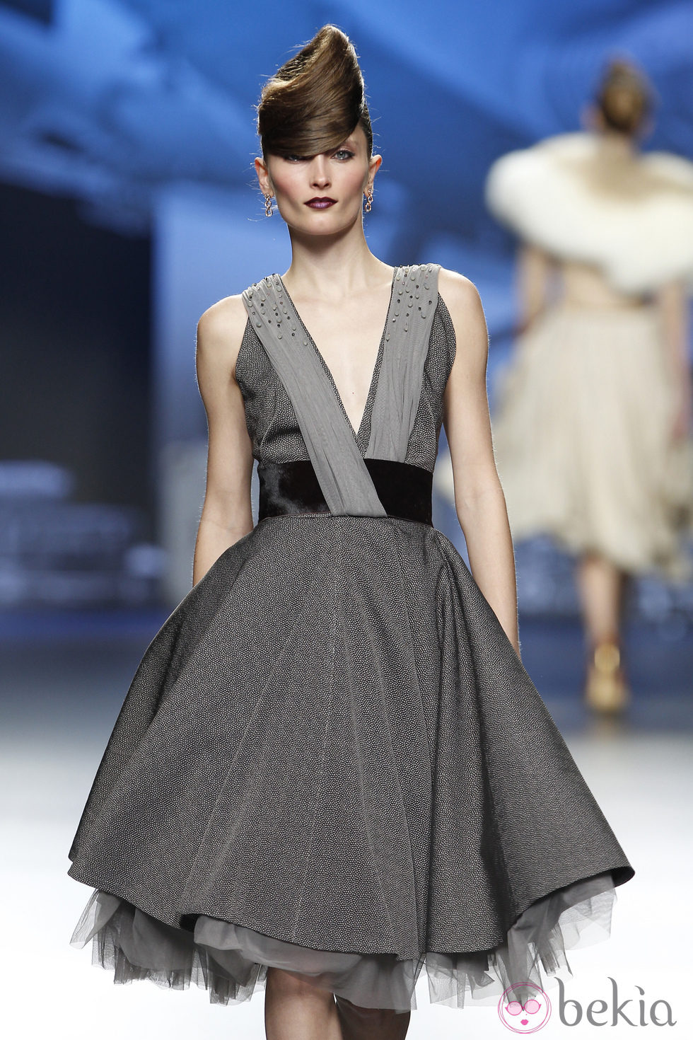 Vestido gris con escote en forma de V de Ion Fiz en Fashion Week Madrid