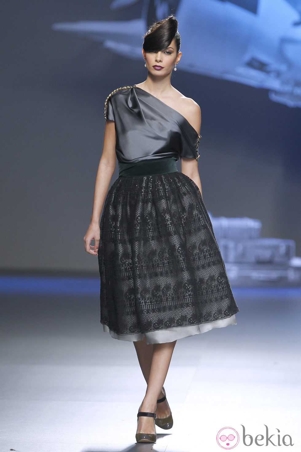 Vestido asimétrico en negro de Ion Fiz en Fashion Week Madrid