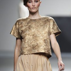 Top dorado y falda crema de la colección otoño/invierno 2012/2013 de Juana Martin