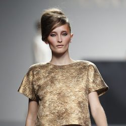 Top dorado y falda crema de la colección otoño/invierno 2012/2013 de Juana Martin
