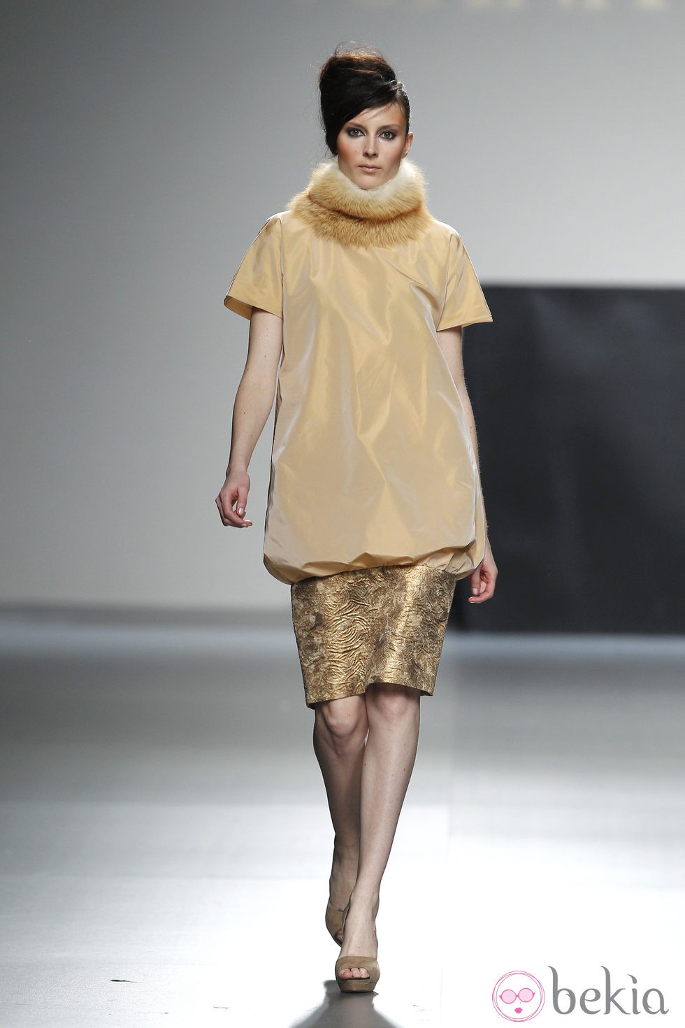 Jersey de cuello alto y falda dorada de Juana Martin en Fashion Week Madrid
