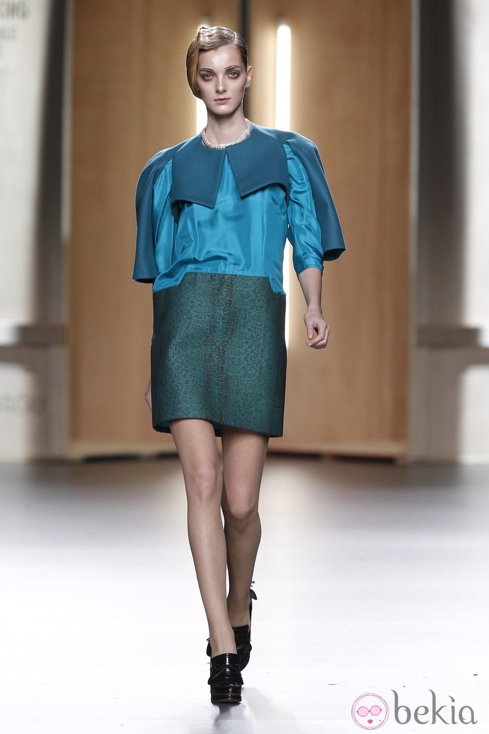 Vestido en azul cobalto y verde de Ana Locking en Fashion Week Madrid