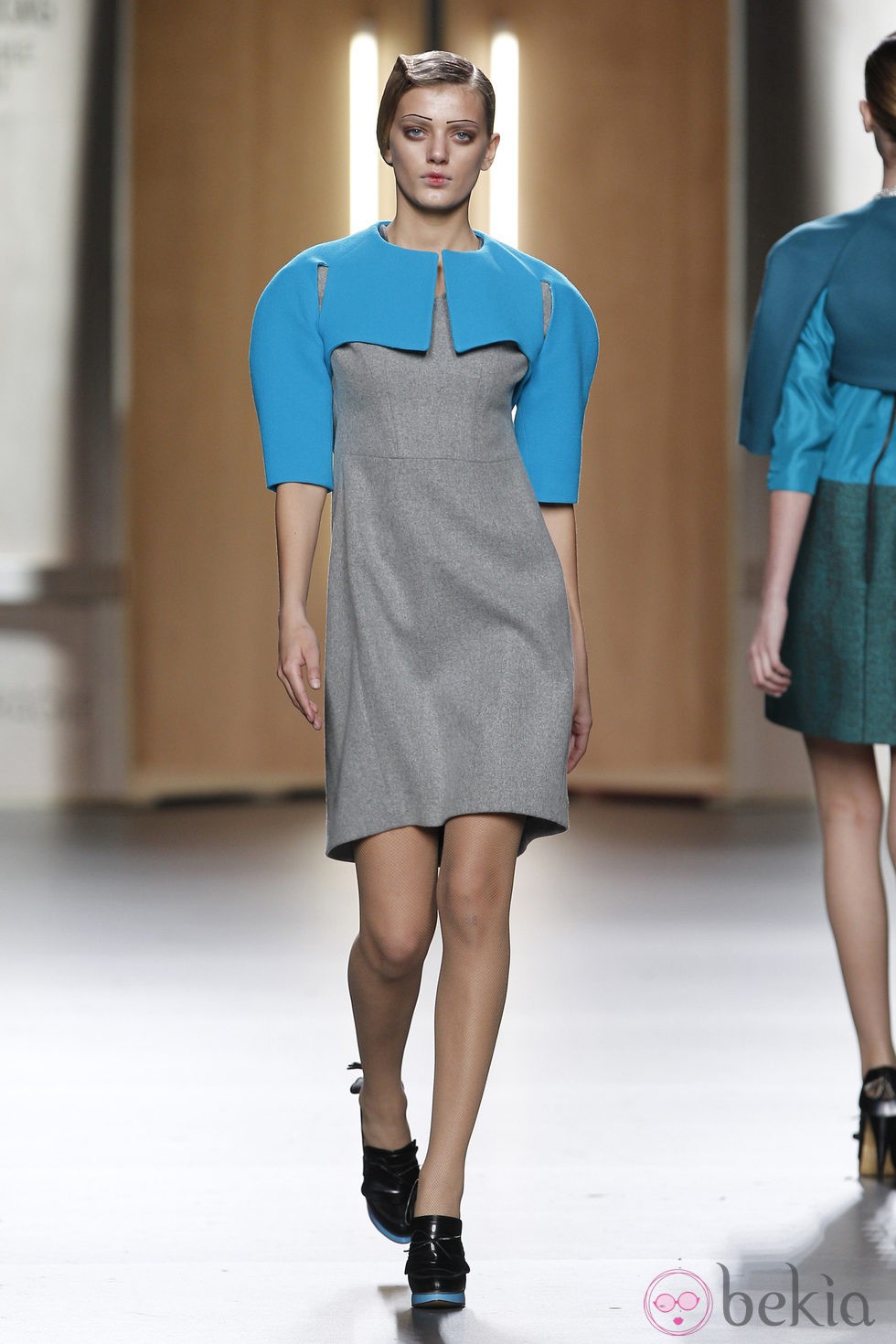 Vestido gris y azul pastel de Ana Locking en Fashion Week Madrid