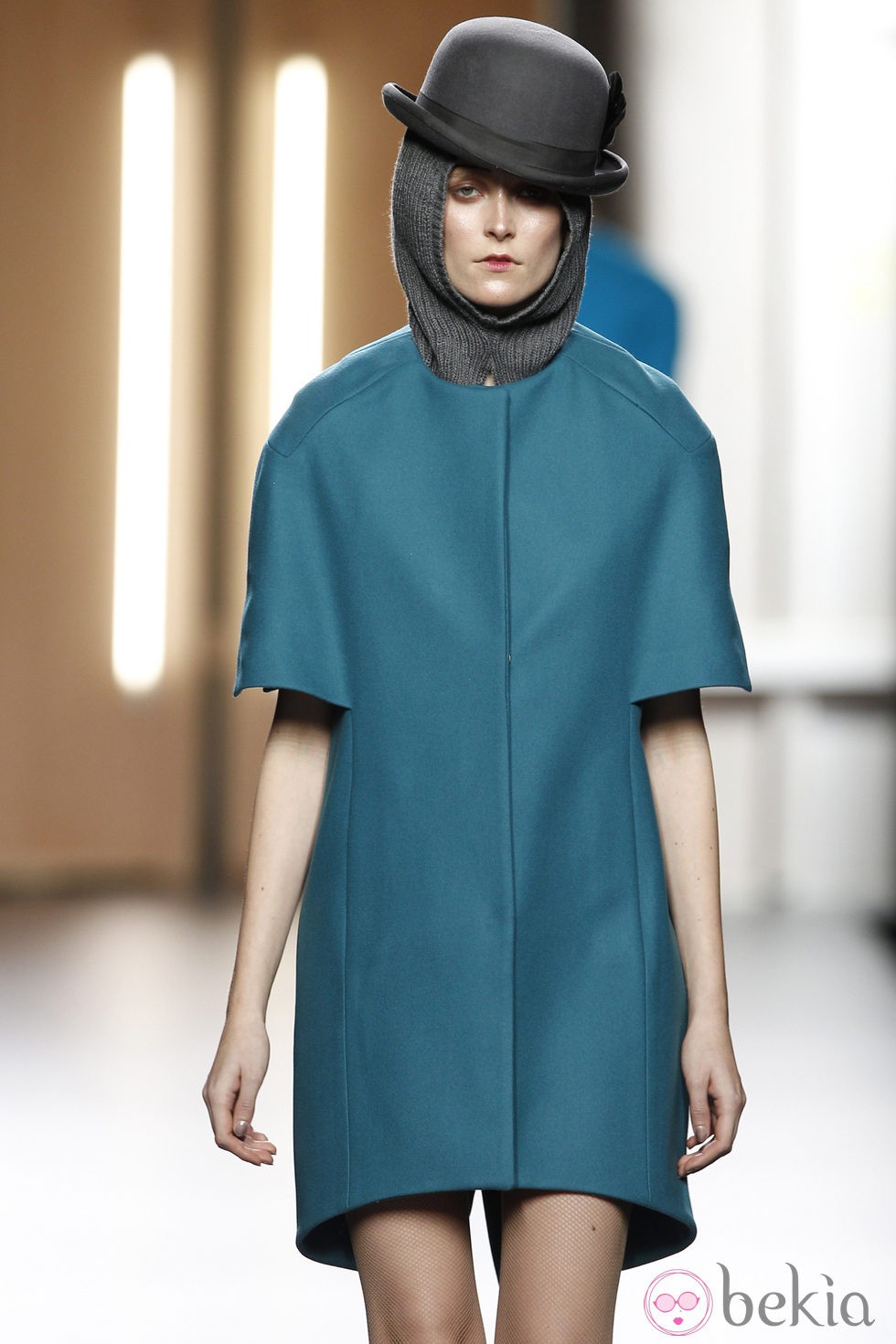 Abrigo de paño liso en color azul de Ana Locking en Fashion Week Madrid