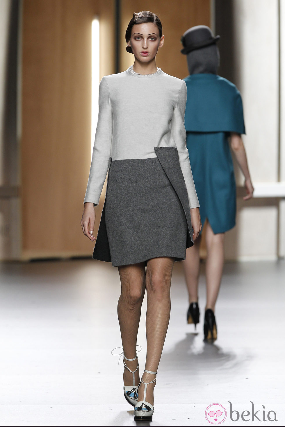 Vestido en gris perla y gris jaspeado de Ana Locking en Fashion Week Madrid