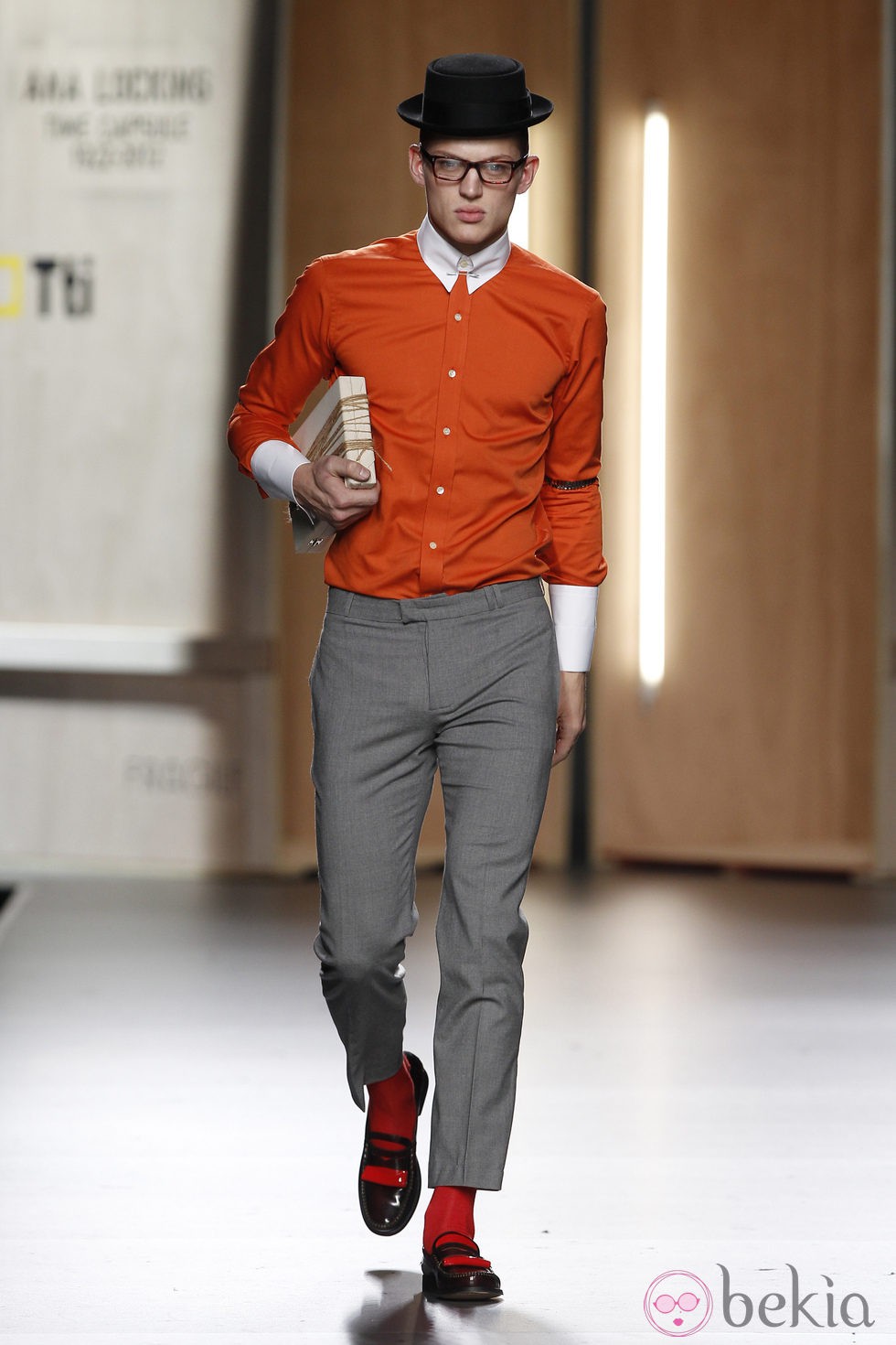 Camisa naranja y pantalón gris jaspeado para hombre de Ana Locking en Fashion Week Madrid