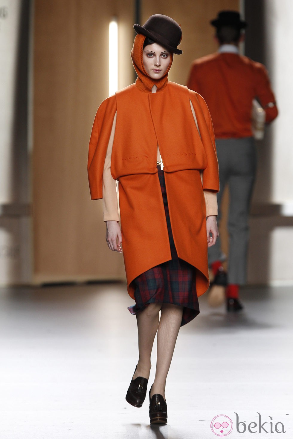 Abrigo de paño en naranja de Ana Locking en Fashion Week Madrid