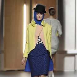 Falda con print animal en azul cobalto y abrigo de paño amarillo y nude de Ana Locking en Fashion Week Madrid