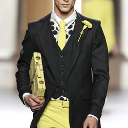 Traje de hombre en negro y amarillo limón de Ana Locking en Fashion Week Madrid