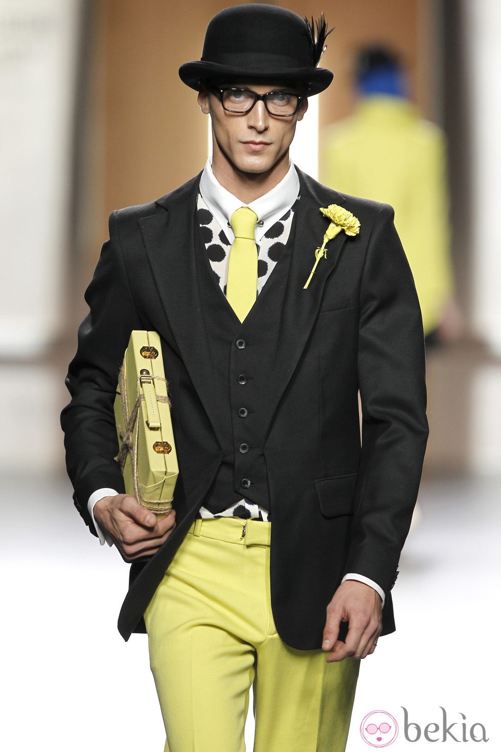 Traje de hombre en negro y amarillo limón de Ana Locking en Fashion Week Madrid