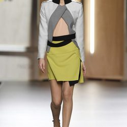 Falda amarillo limón y chaqueta en tonos grises de Ana Locking en Fashion Week Madrid