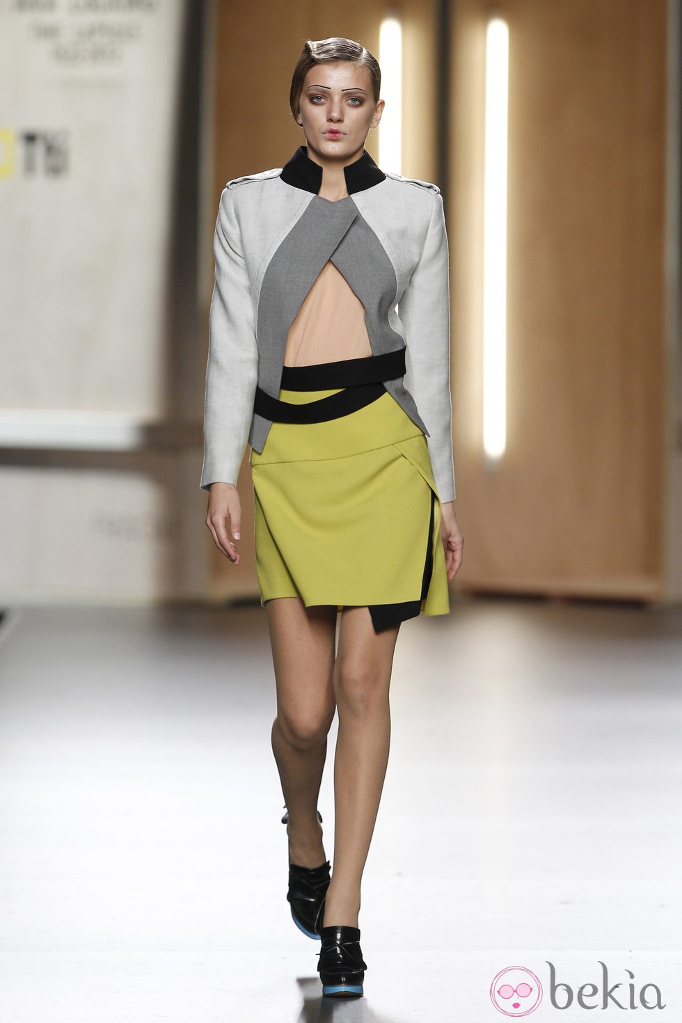 Falda amarillo limón y chaqueta en tonos grises de Ana Locking en Fashion Week Madrid