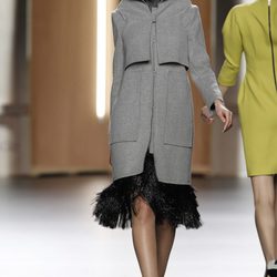 Abrigo oversize en gris jaspeado de Ana Locking en Fashion Week Madrid