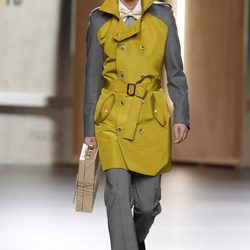 Trench de hombre amarillo y gris de Ana Locking en Fashion Week Madrid