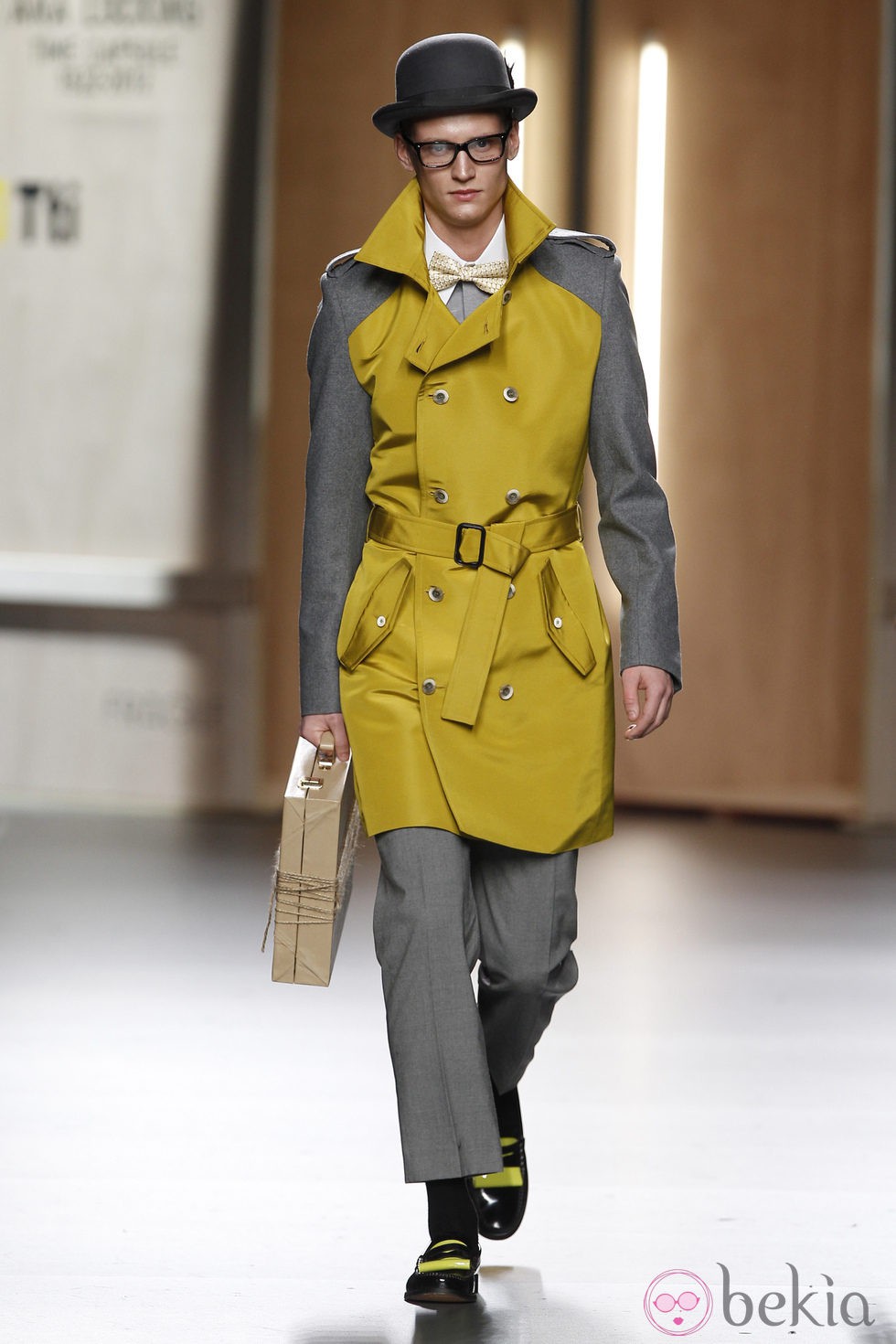 Trench de hombre amarillo y gris de Ana Locking en Fashion Week Madrid