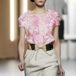 Top de lentejuelas en rosa pastel de Ana Locking en Fashion Week Madrid