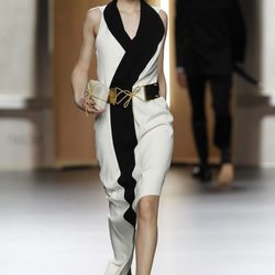 Vestido esmoquin en blanco y negro de Ana Locking en Fashion Week Madrid
