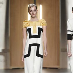 Vestido blanco con estampado geométrico en negro de Ana Locking en Fashion Week Madrid