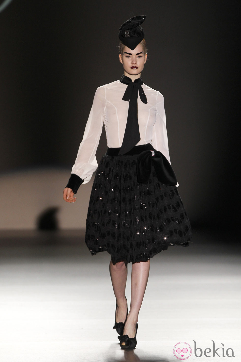 Camisa blanca con lazo negro de Maya Hansen en Madrid Fashion Week