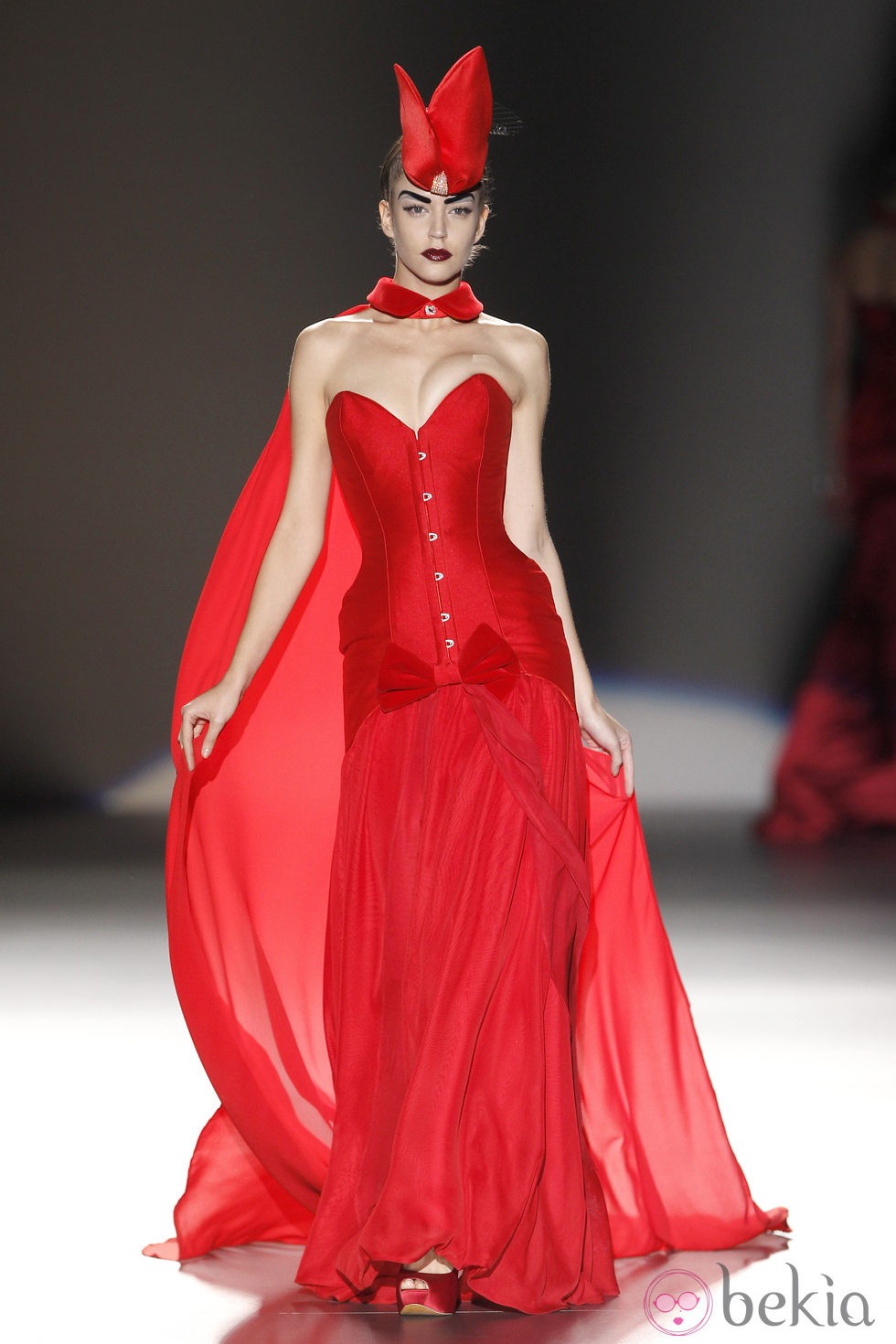 Corsé rojo con capa de tul de Maya Hansen en Madrid Fashion Week