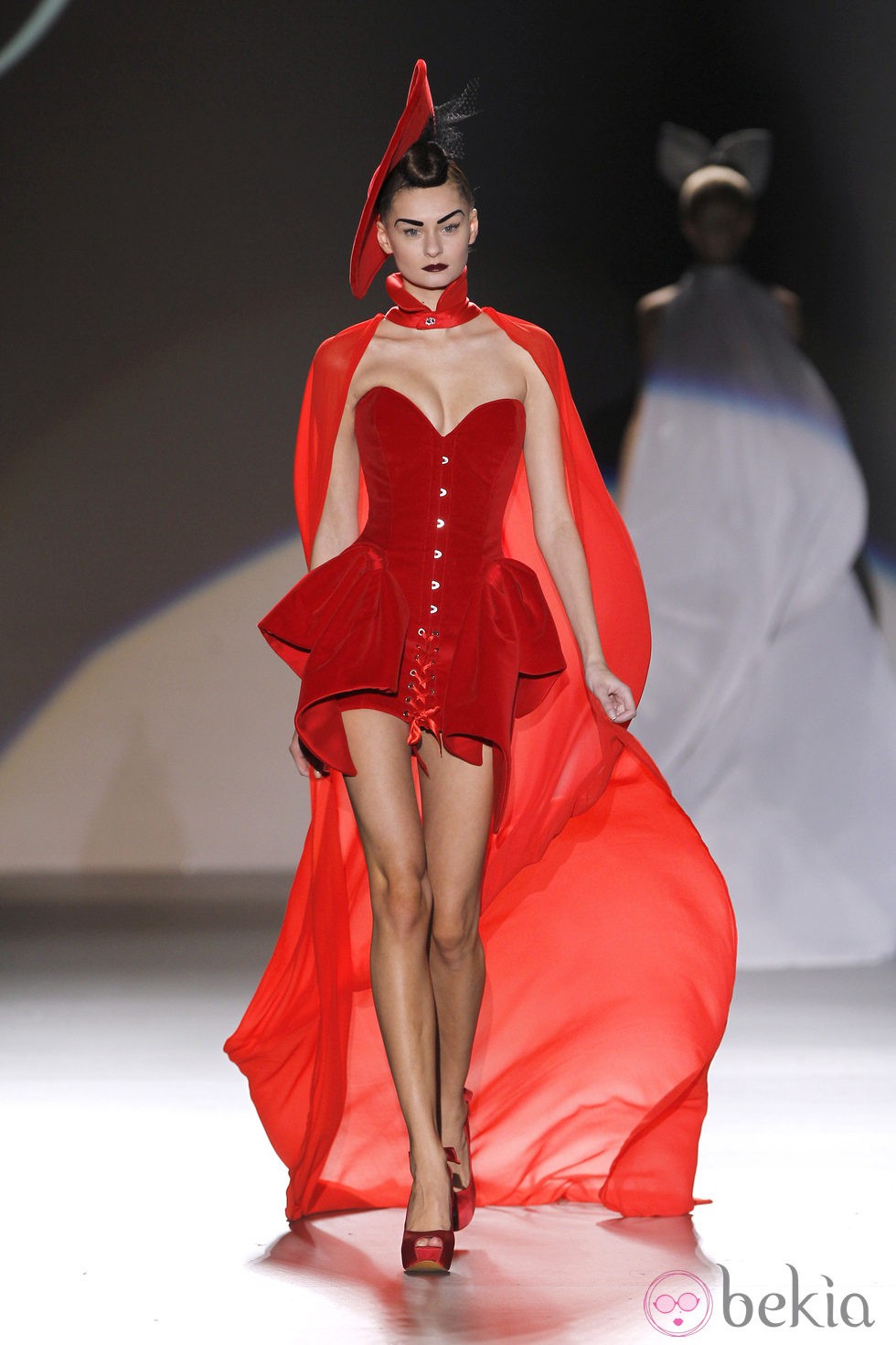Corsé rojo con escote corazón de Maya Hansen en Madrid Fashion Week