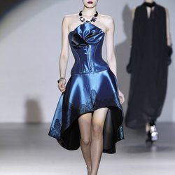 Corsé azul con falda asimétrica de Maya Hansen en Madrid Fashion Week
