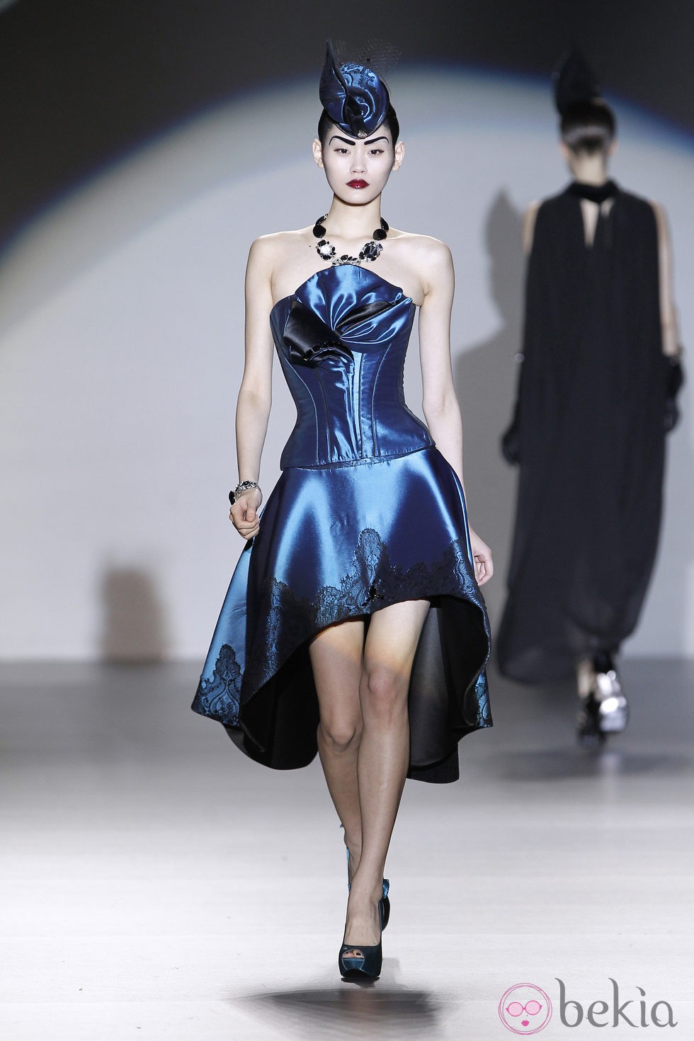 Corsé azul con falda asimétrica de Maya Hansen en Madrid Fashion Week