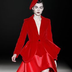 Traje de chaqueta rojo de Maya Hansen en Madrid Fashion Week