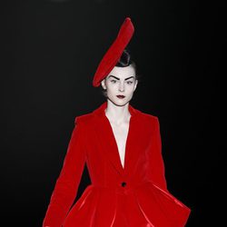 Traje de chaqueta rojo de Maya Hansen en Madrid Fashion Week