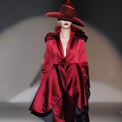 Traje de chaqueta de raso de Maya Hansen en Madrid Fashion Week