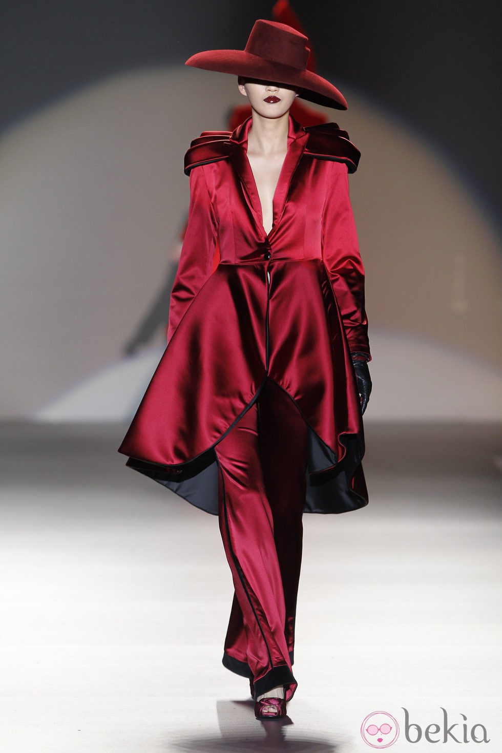 Traje de chaqueta de raso de Maya Hansen en Madrid Fashion Week