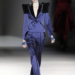 Traje de chaqueta de raso azul de Maya Hansen en Madrid Fashion Week