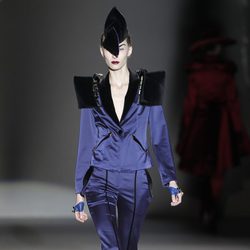 Traje de chaqueta de raso azul de Maya Hansen en Madrid Fashion Week