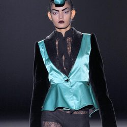 Pantalón de encaje transparente de Maya Hansen en Madrid Fashion Week