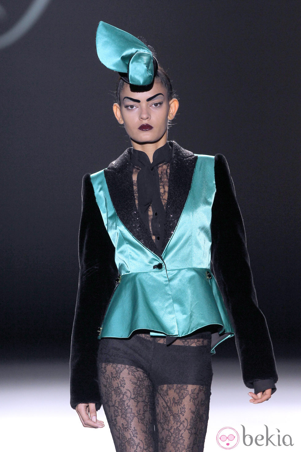 Pantalón de encaje transparente de Maya Hansen en Madrid Fashion Week