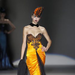 Traje naranja con encaje de Maya Hansen en Madrid Fashion Week