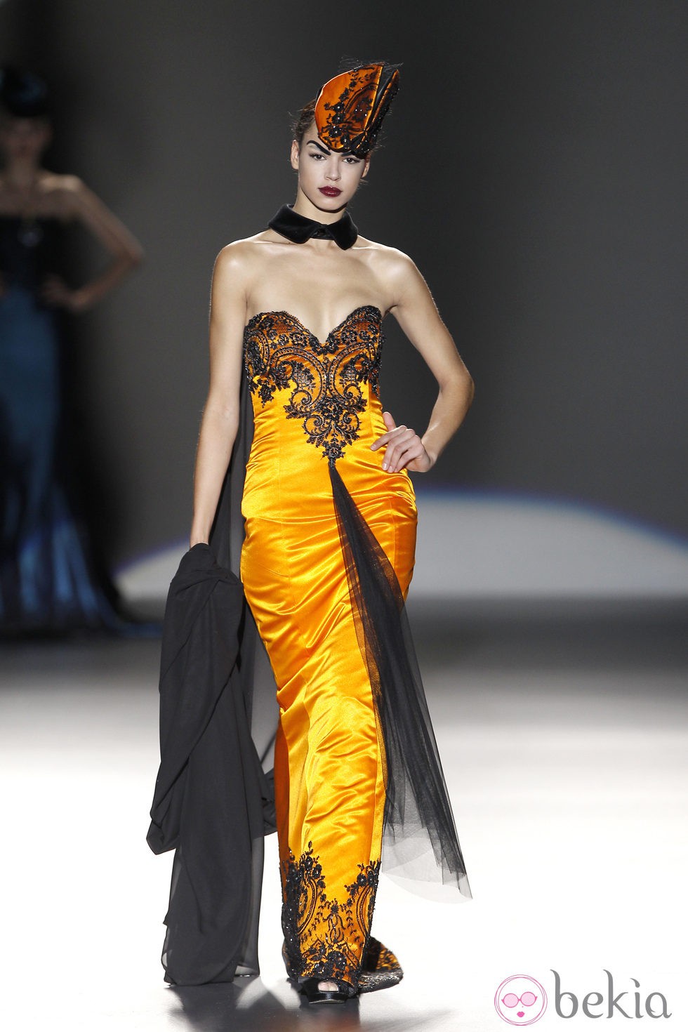 Traje naranja con encaje de Maya Hansen en Madrid Fashion Week