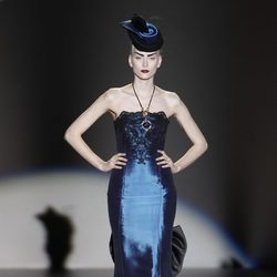 Traje azul con encaje de Maya Hansen en Madrid Fashion Week